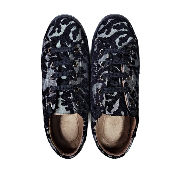 3/$20 Embroidered Raised Velvet Fashion Sneaker | 8.5 - Picture 11 of 13
